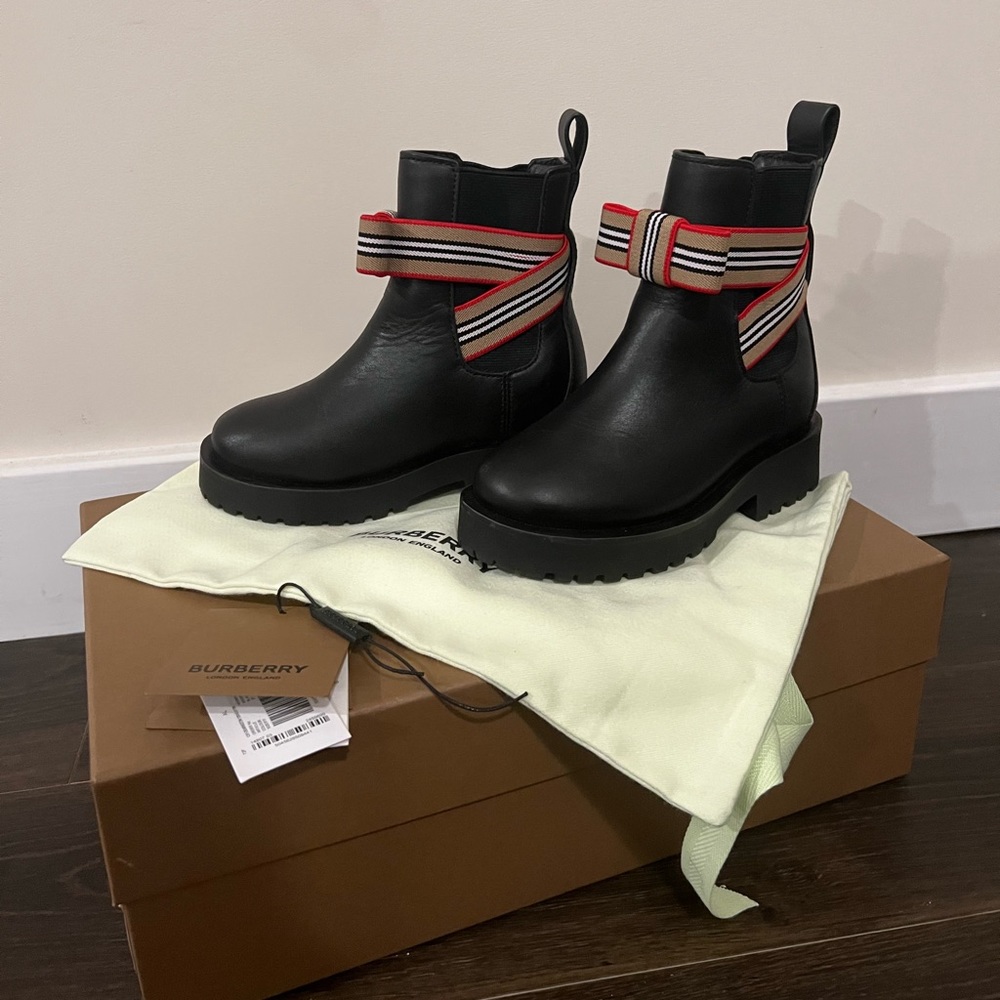 Authentic Burberry Dearington Leather Chelsea Boots
